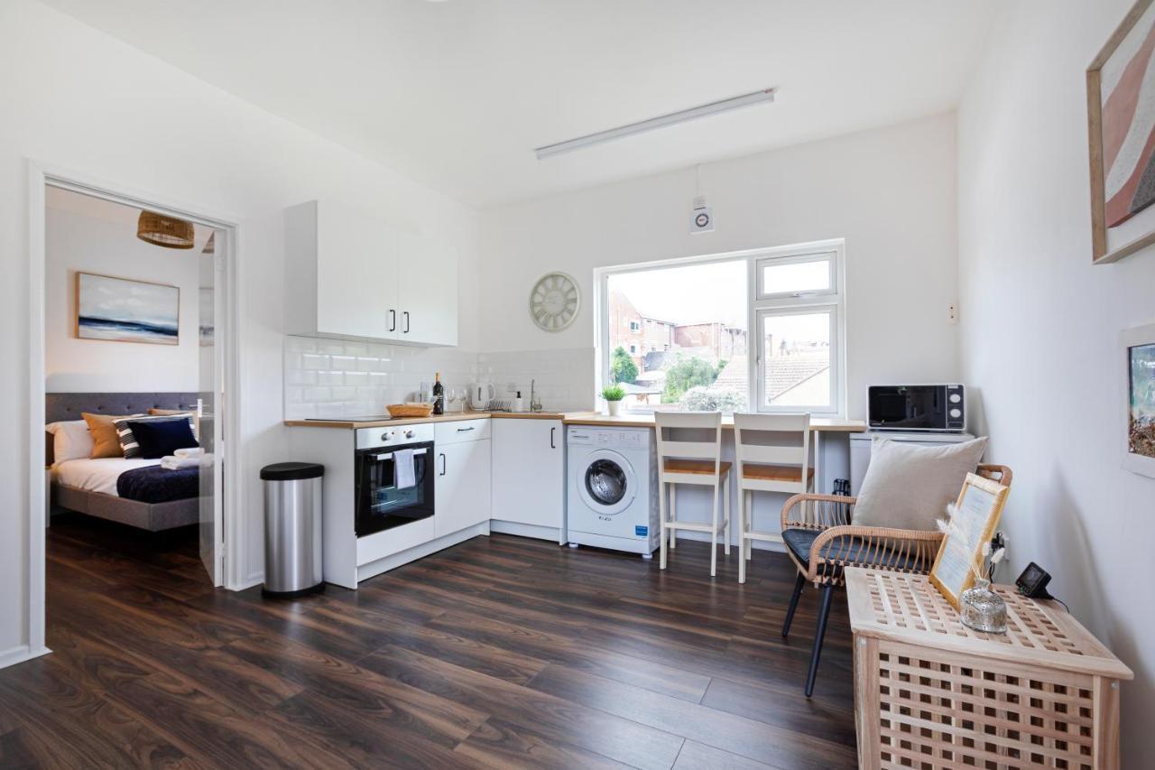 Modern 1-Bedroom Apartment, Beach 5-Min Walk, Free Parking 웨이머스만 외부 사진